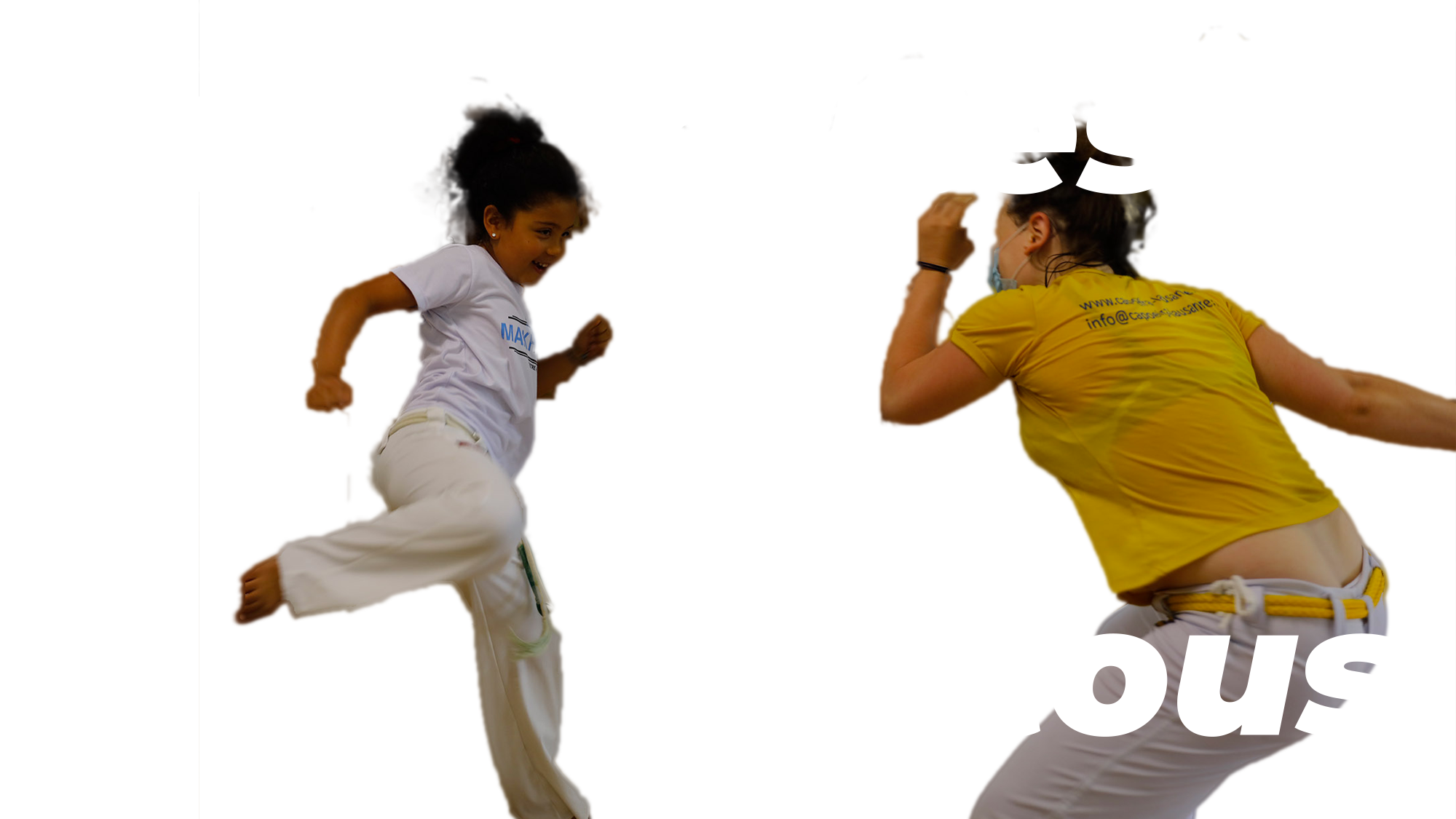 Image d'une jeune capoeiriste échangeant un coup de pied avec une autre capoeiriste et l'inscription Pour toutes et tous.