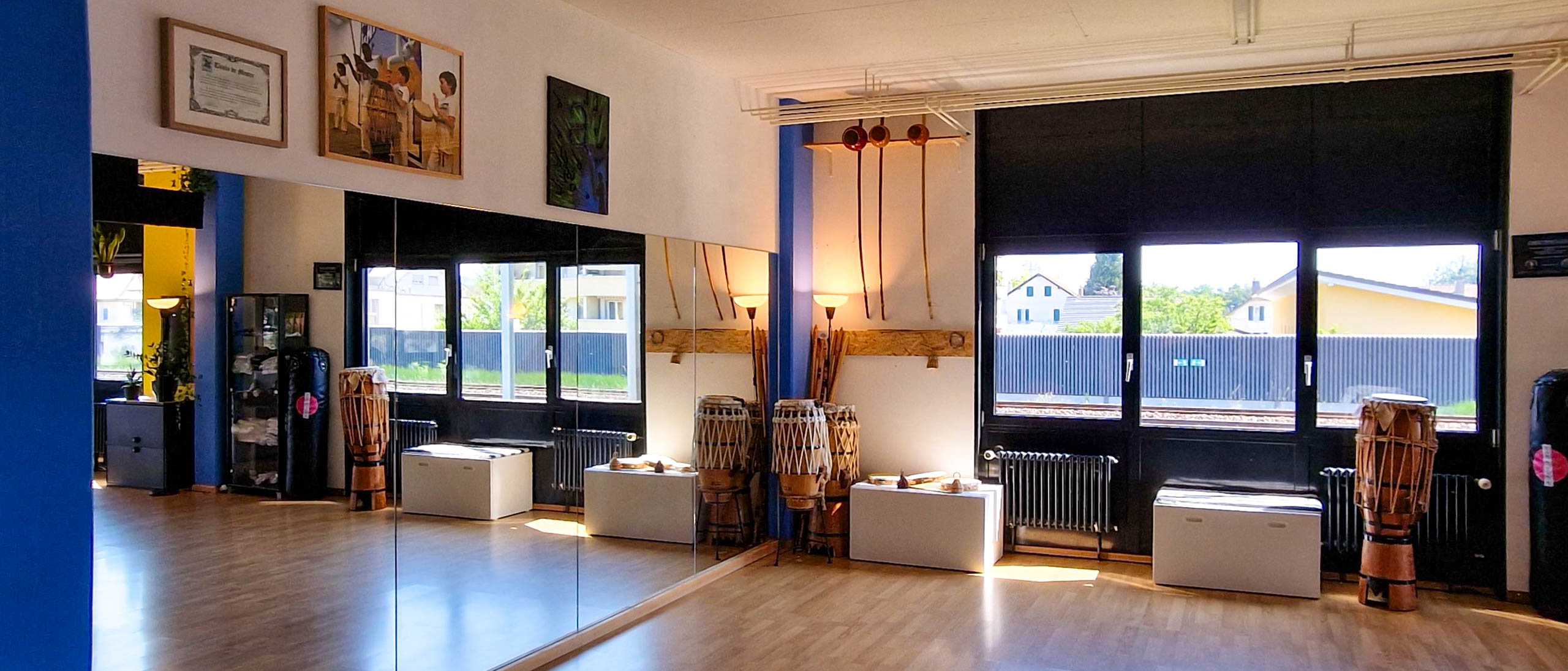 Photo de l'Espace Makhuwas à Yverdon-les-Bains et des instruments de capoeira, espace dédié à l'entraînement.